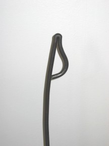 détail du bout forgé d'un des tuteurs latéraux